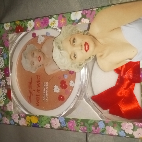 Marilyn Monroe Highlighter Set. - Picture 2 of 7